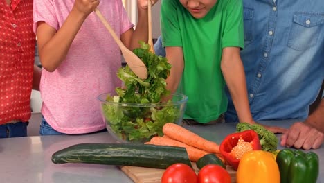 familia preparando ensalada juntos