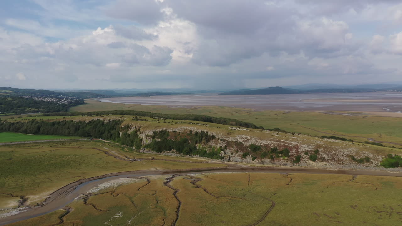 toma aérea sobre una bahía costera con marea baja, en la costa oeste de inglaterra, en un día soleado
