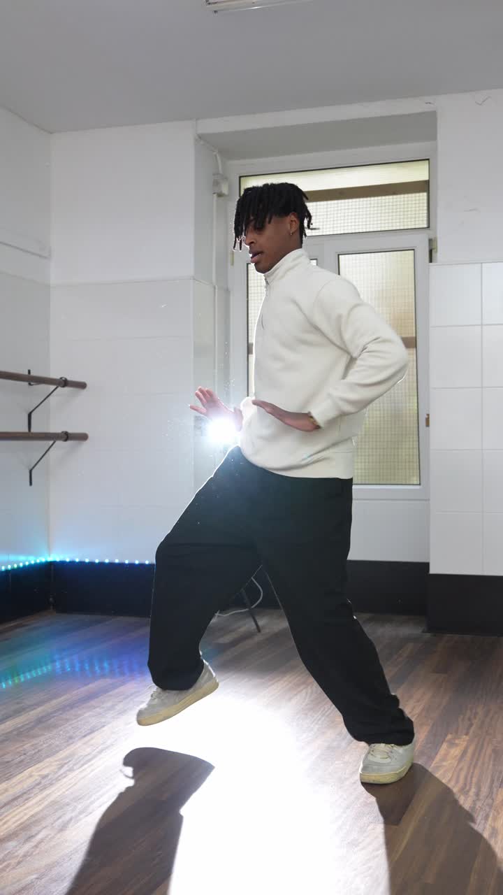 Giovane uomo che balla in studio