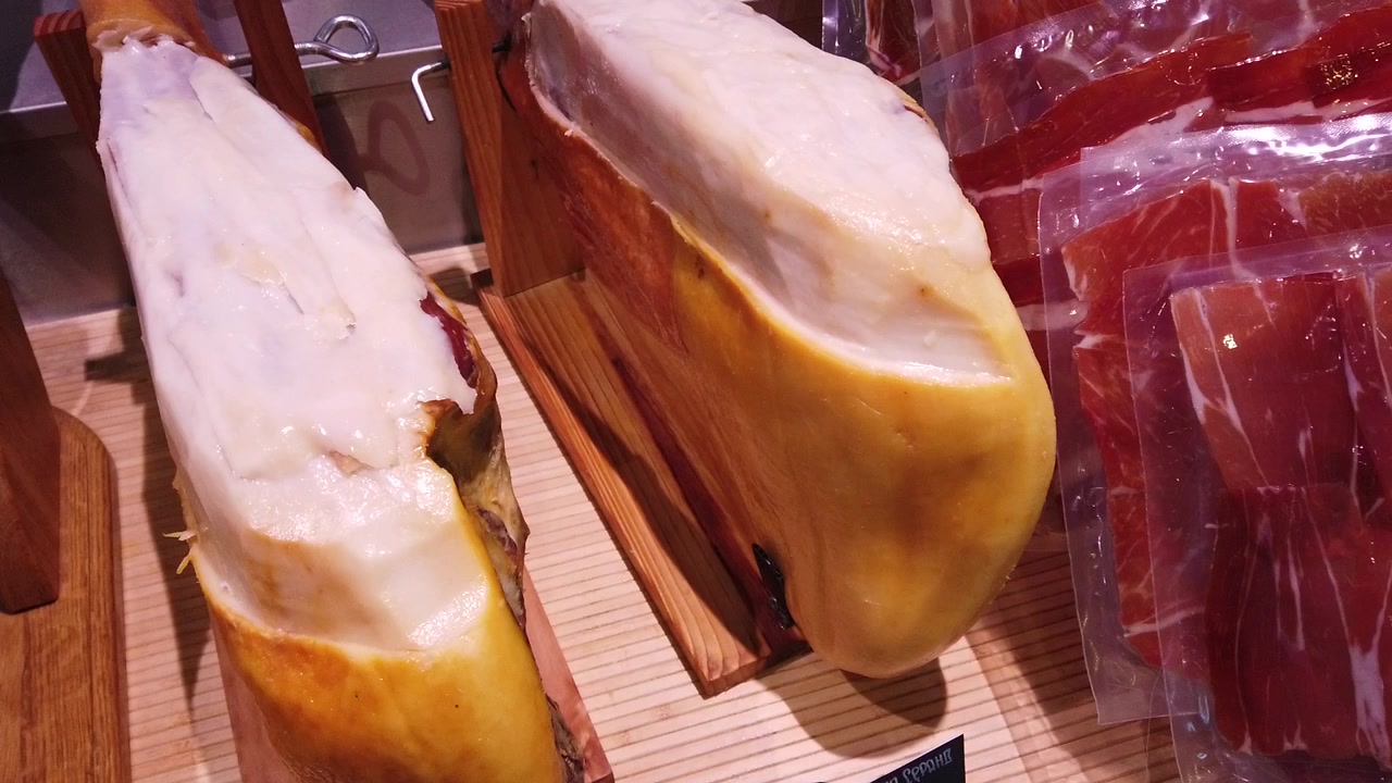 Vendita di jamon in un negozio