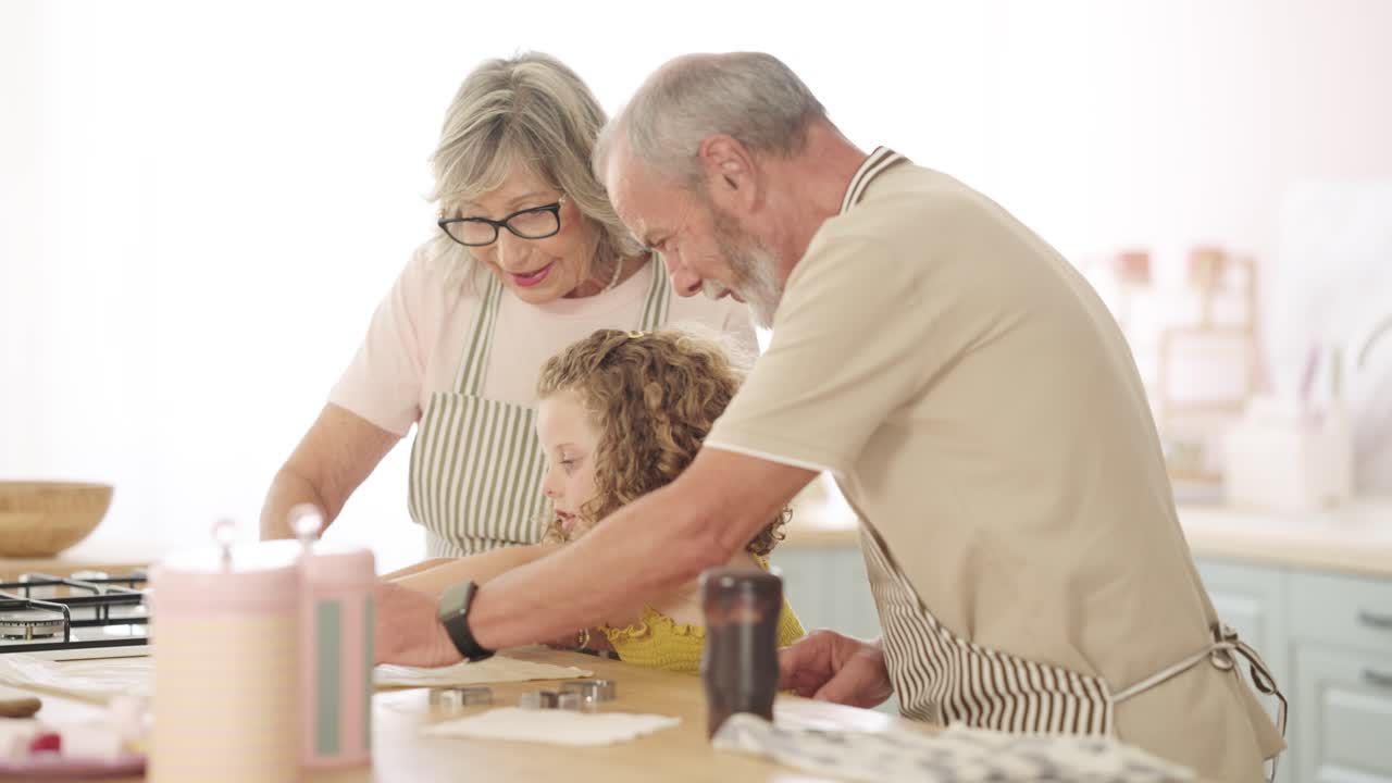 Nonni che cucinano con la nipote in cucina