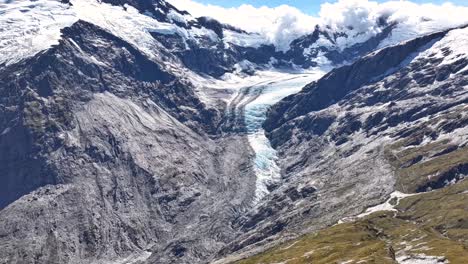 Nubes-Ondulantes-Sobre-Alta-Cordillera-Y-Glaciar-De-Hielo-En-El-Valle,-Hermoso-Paisaje-De-Nueva-Zelanda