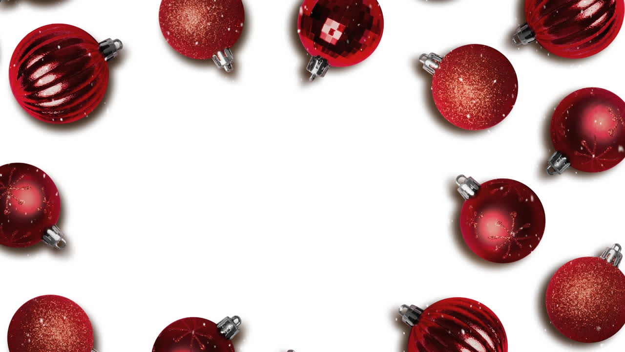 animación de la nieve cayendo sobre las decoraciones de bolas de navidad rojas con espacio de copia