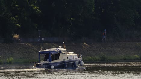 Sommernachmittag-Am-Fluss