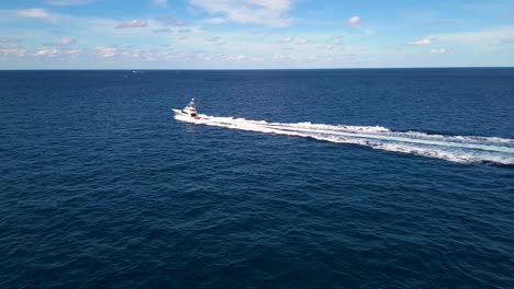 Un-Increíble-Video-De-Un-Dron-Persiguiendo-Un-Barco-De-Pesca-Deportiva-En-El-Condado-De-Palm-Beach,-Florida