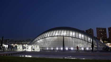 Ambiente-Nocturno-En-Valencia,-Hemisférico-En-La-Ciudad-De-Las-Artes-Y-Las-Ciencias,-España