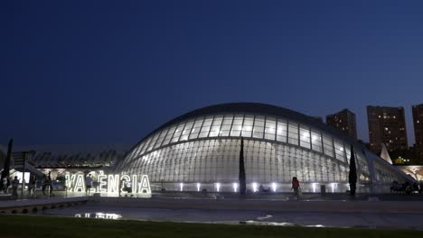 ambiente nocturno en valencia, hemisférico en la ciudad de las artes y las ciencias, españa