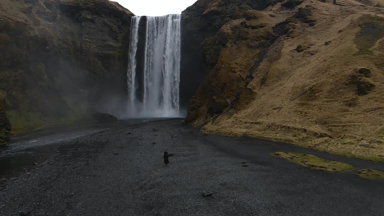islandia cascada skogafoss cámara lenta drone aéreo 2.mp4
