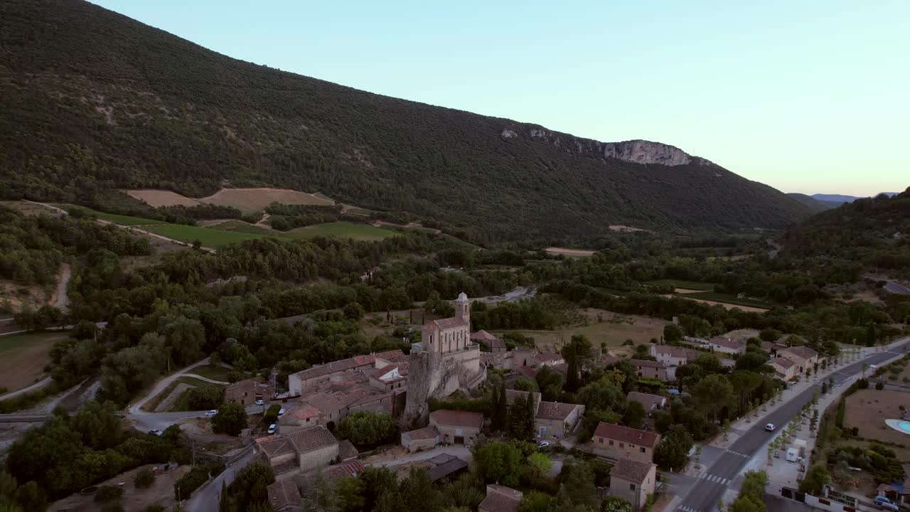 la capilla notre-dame-de-la-consolation, construida en 1894 en lo alto de un espolón rocoso con vistas a una aldea en pierrelongue.