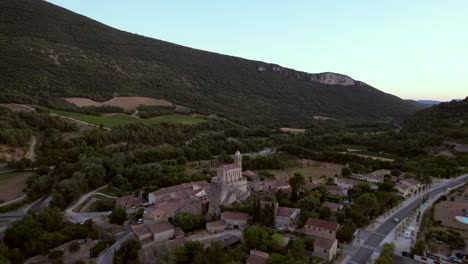la capilla notre-dame-de-la-consolation, construida en 1894 en lo alto de un espolón rocoso con vistas a una aldea en pierrelongue.