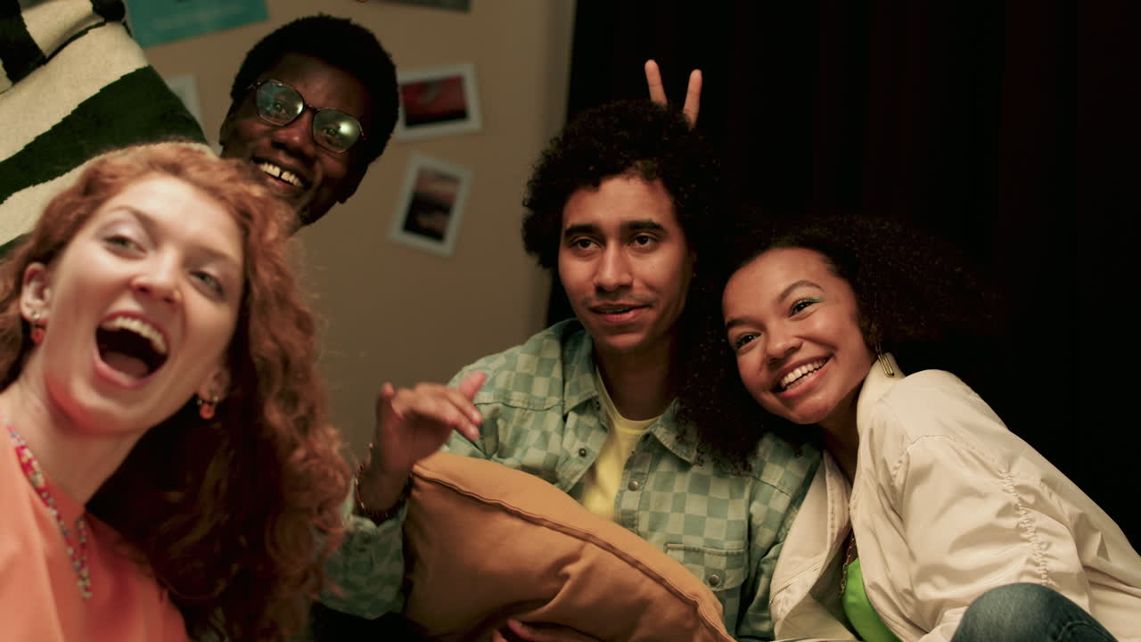 amigos en la reunión en casa