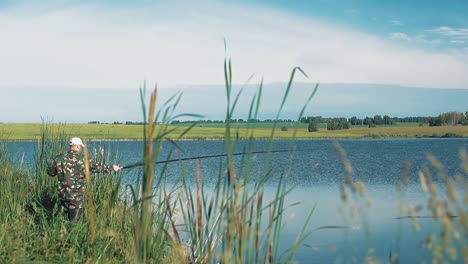 Pescador-Prueba-Las-Aguas-Con-Una-Pesca.