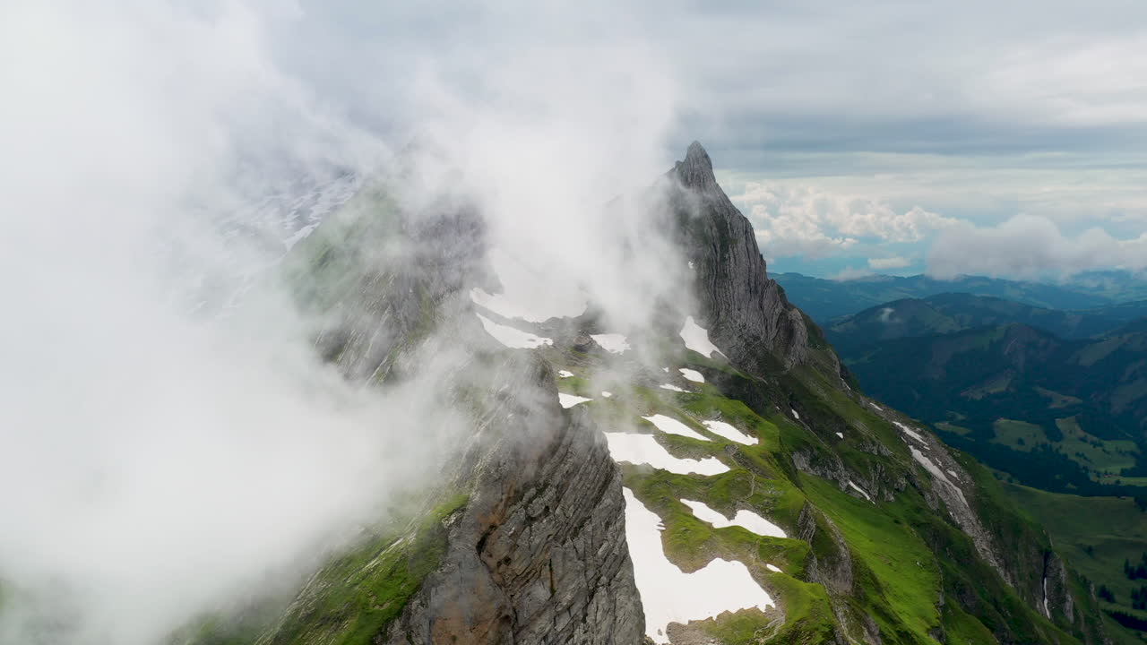 toma cinematográfica de drones de altenalp turm, con nubes que cubren la montaña