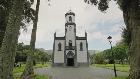 Pull-Back-Shot:-Siete-Pueblos-Iglesia,-São-Miguel,-Azores