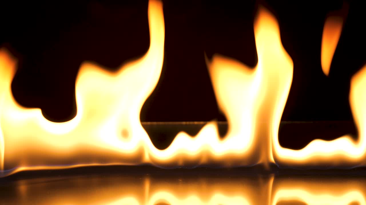 пламя огня изолировано на черном фоне