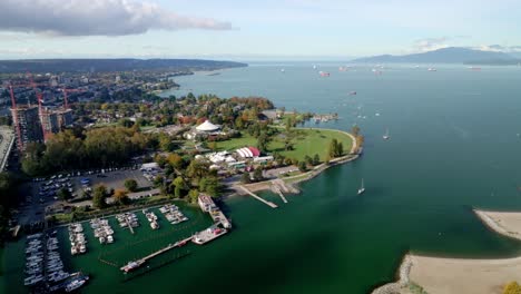 estación de la guardia costera canadiense kitsilano en la avenida whyte, vancouver, columbia británica, canadá. imagen aérea tomada por un avión no tripulado