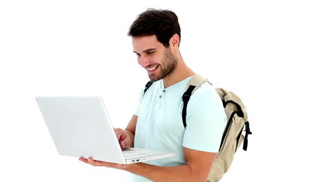 joven estudiante guapo usando su portátil