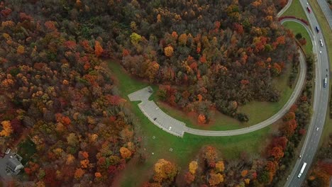 Tiro-De-Drone-En-Aumento-De-Otoño-De-Carretera