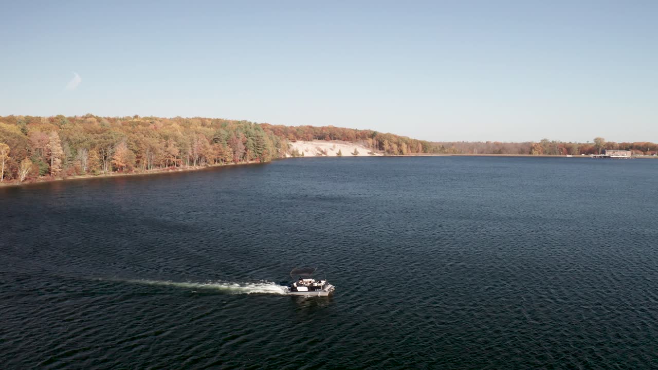 barco fluvial en el río au sable en michigan con establo de video de drones