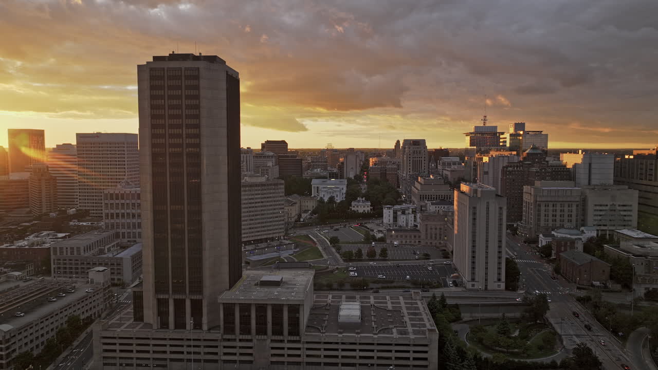 Sobrevôo cinematográfico aéreo v99 de Richmond, Virgínia, sobre Shockoe Bottom, capturando a paisagem urbana do centro, apresentando o edifício James Monroe ao pôr do sol na hora dourada - Filmado com Mavic 3 Pro Cine - 30 de setembro de 2023