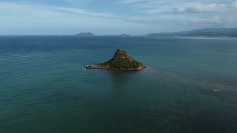 toma de drones cinematográficos de 4k del sombrero de chino en oahu rodeado de aguas azules tranquilas