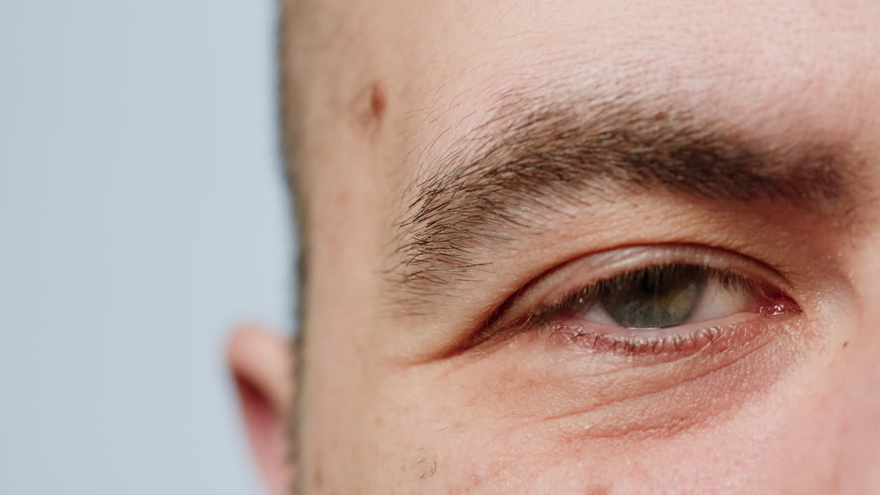 primer plano del ojo de un hombre