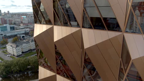 fachada de edificio moderno con diseño geométrico