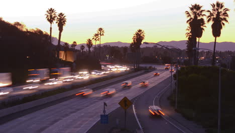 Zeitraffer-Autos-Fahren-Bei-Sonnenuntergang-Oder-Dämmerung-Auf-Einer-Autobahn-1