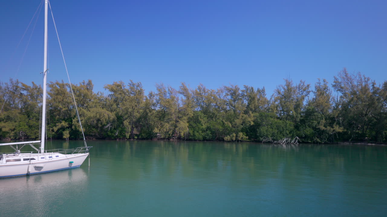 velero en una bahía con un naufragio
