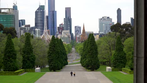 Australien-Im-Coronavirus-Lockdown-–-Ein-Paar-Mit-Masken-Geht-Auf-Dem-Höhepunkt-Des-Covid-19-Ausbruchs-Durch-Die-Verlassenen-Straßen-Von-Melbourne