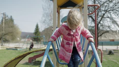 Una-Linda-Y-Divertida-Chica-Está-Jugando.-Una-Niña-Alegre-Divirtiéndose-En-El-Patio-De-Recreo