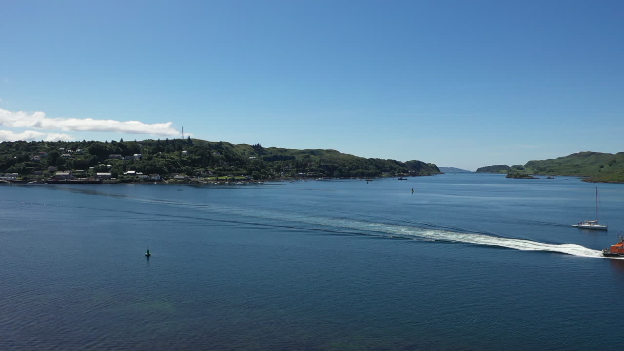 impresionante toma de drones del puerto de oban, escocia