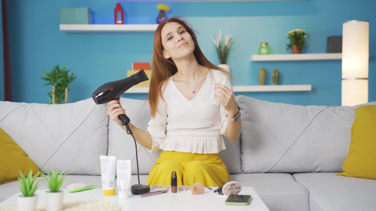 mujer joven secándose el cabello.