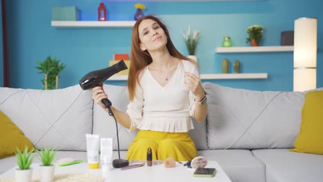 mujer joven secándose el cabello.
