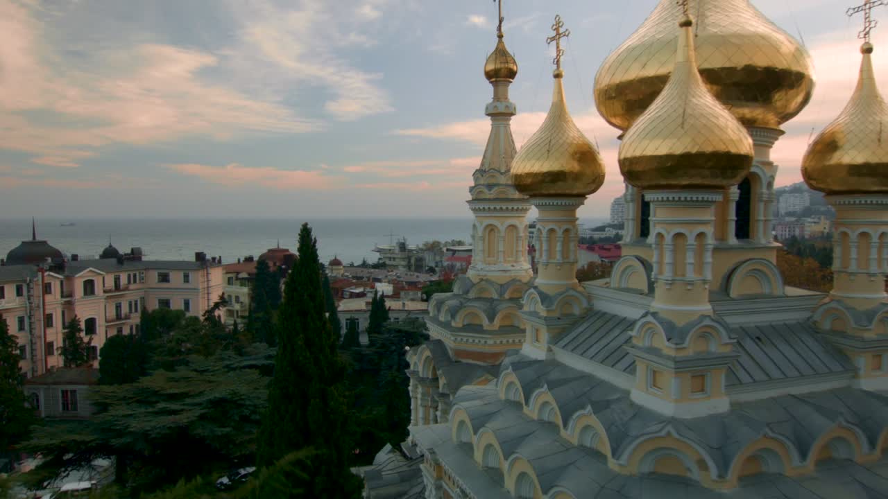 iglesia ortodoxa con cúpulas doradas y vista del paisaje urbano