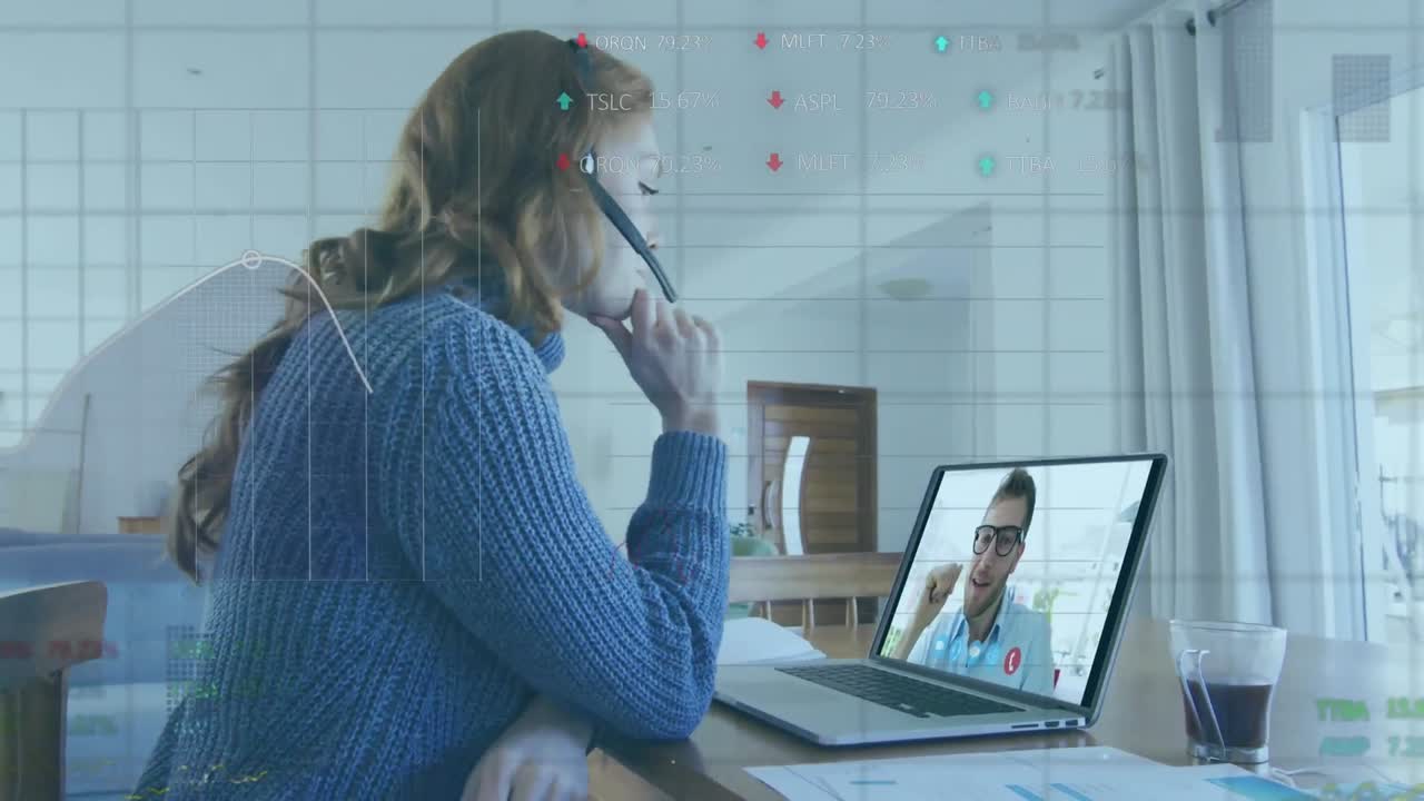 animación del procesamiento de datos sobre una mujer de negocios caucásica haciendo una videollamada con un colega