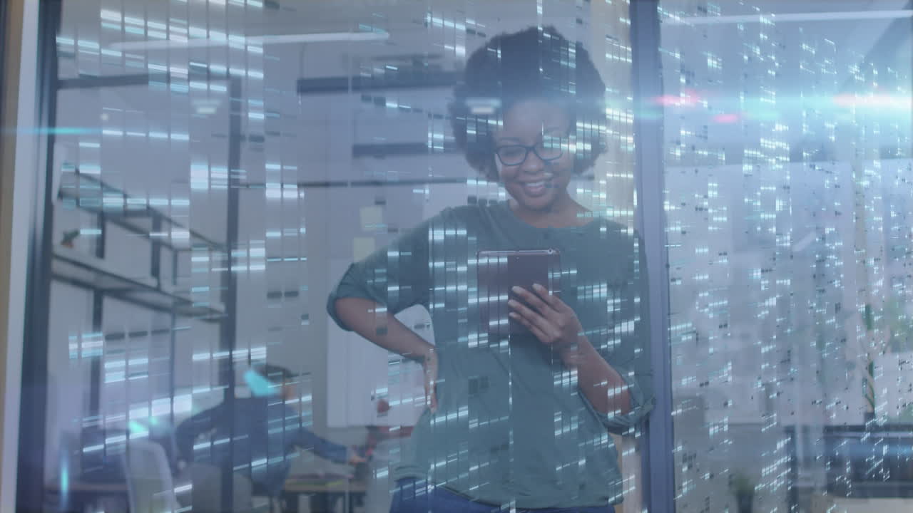 animación de columnas móviles sobre una mujer de negocios afroamericana