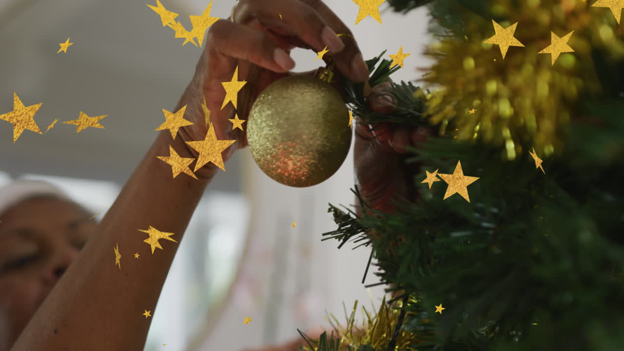 animación de estrellas sobre mujer afroamericana decorando el árbol de navidad