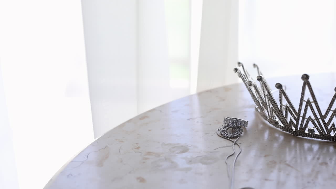 테이블 위의 신부 결혼식을 위한 은관과 신부 보석 - 카메라가 오른쪽으로 이동