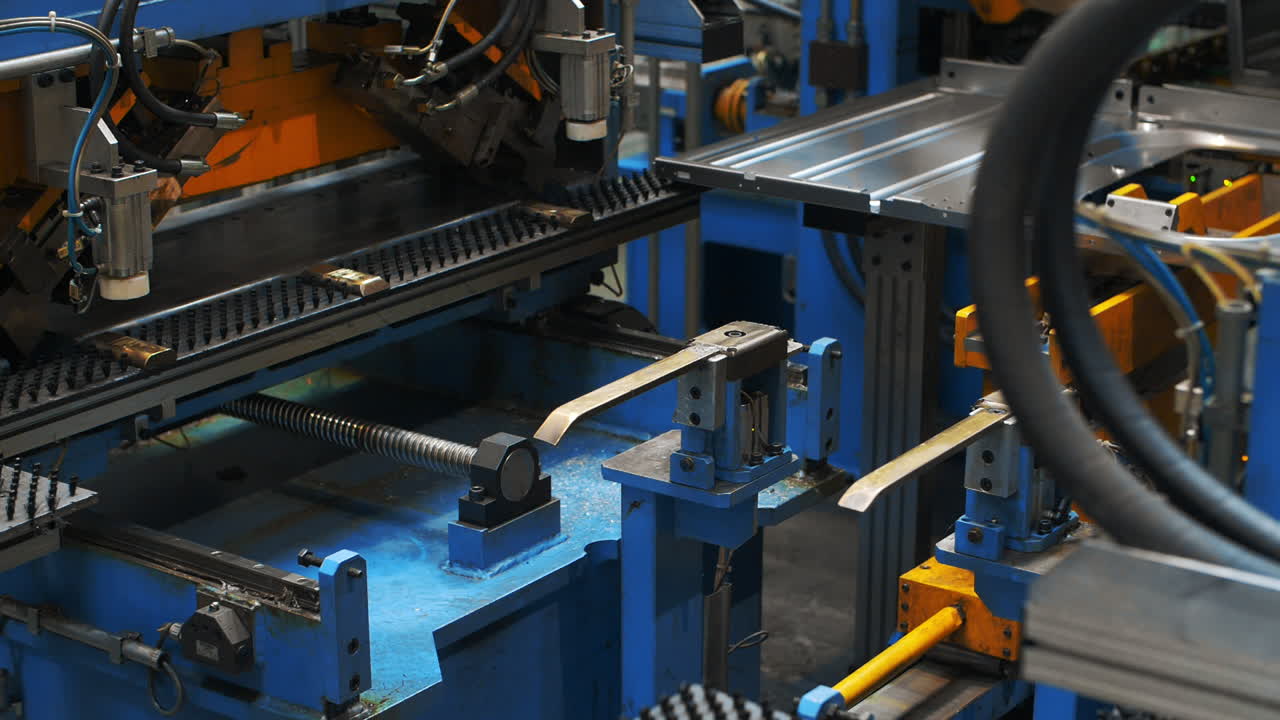 hoja de metal que se mueve en el transportador automático en la fábrica. la producción de lavadora