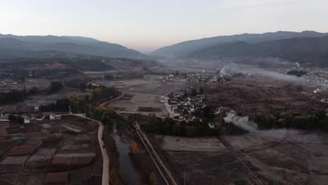 Pueblo-Agrícola-Rural-En-El-Campo-De-China,-Vista-Aérea-Del-Amanecer-Otoñal