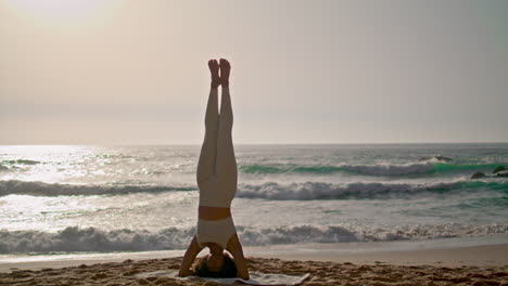 Mujer-Vertical-Parada-De-Cabeza-Pose-De-Yoga-En-La-Orilla-Del-Mar-Al-Amanecer.-Equilibrio-De-Entrenamiento-De-Niña