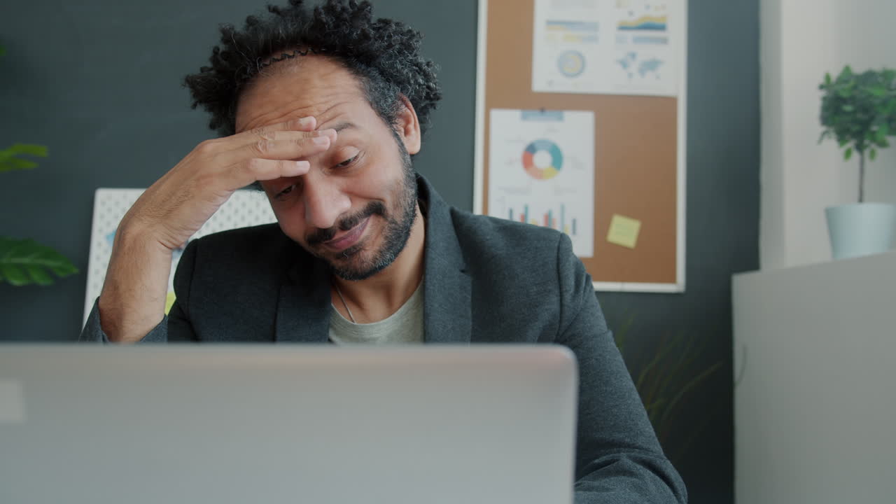 hombre concentrado en la computadora portátil en la oficina