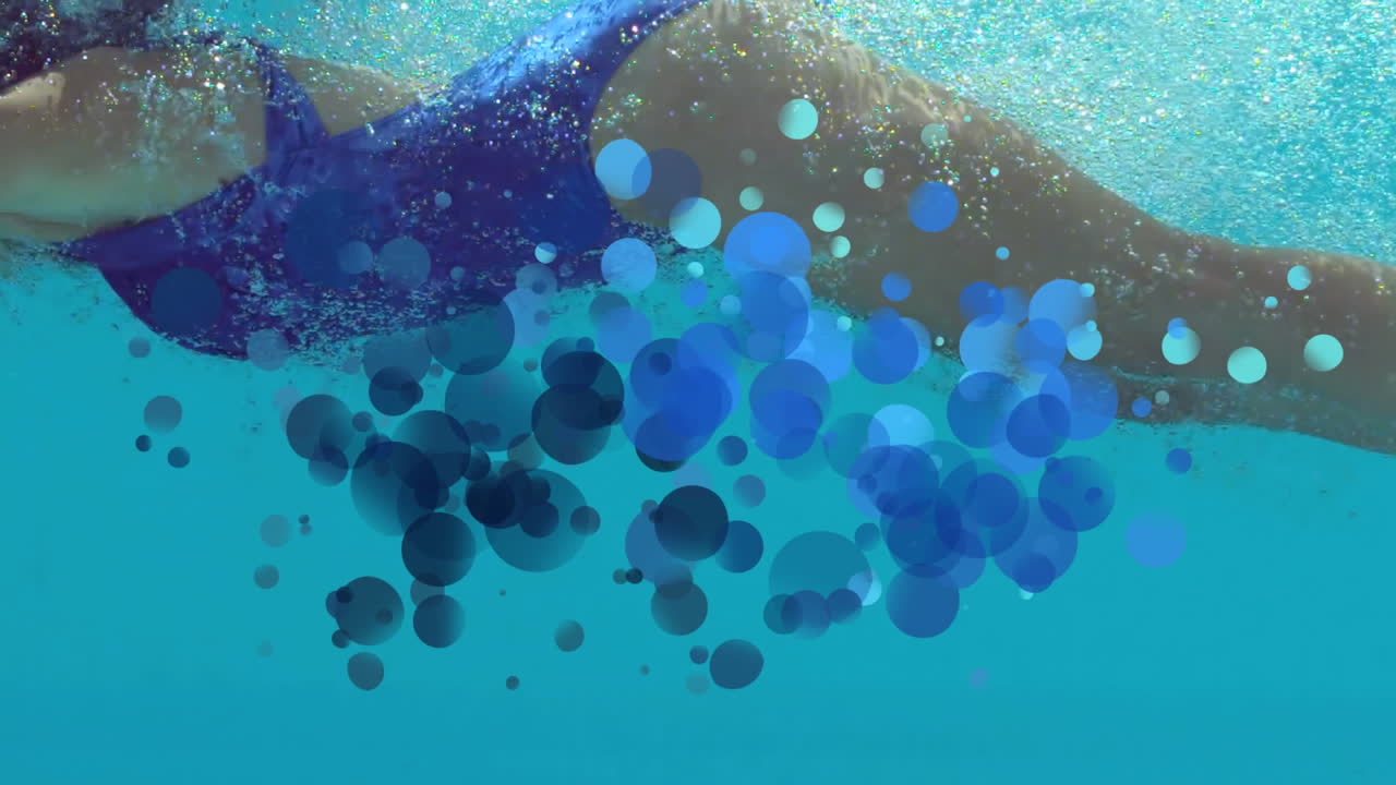 파란 거품 에 맞서 수영 하는 여자