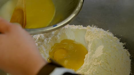 chef preparando pastel en la cocina 4k