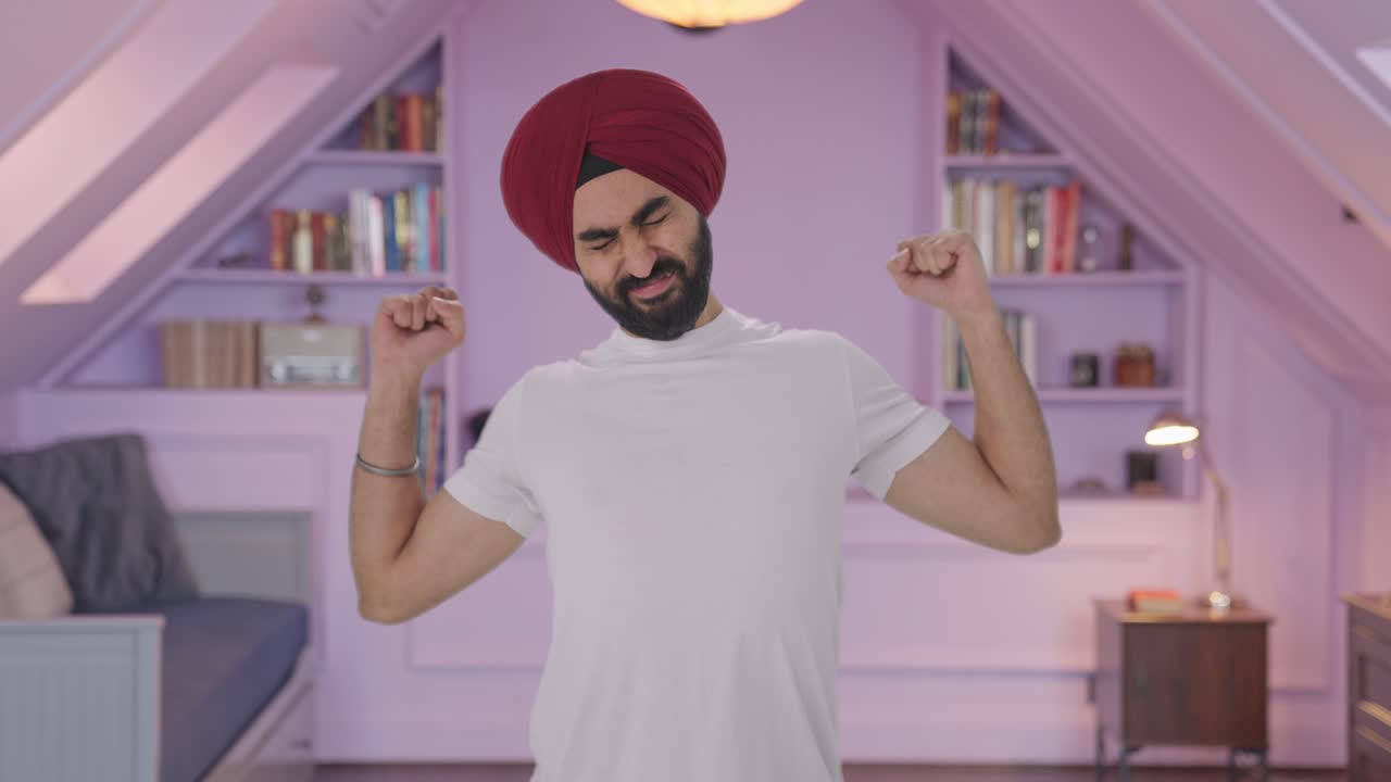 Uomo indiano sikh stanco e assonnato