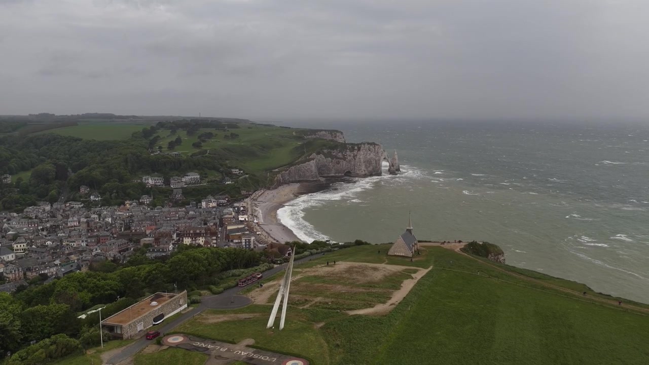 Étretat-klipperne i Normandiet, Frankrig. Fransk kystlinje ved Den Engelske Kanal, luftfoto fra drone.