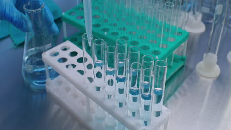 experimento de laboratorio con tubos de ensayo y frasco