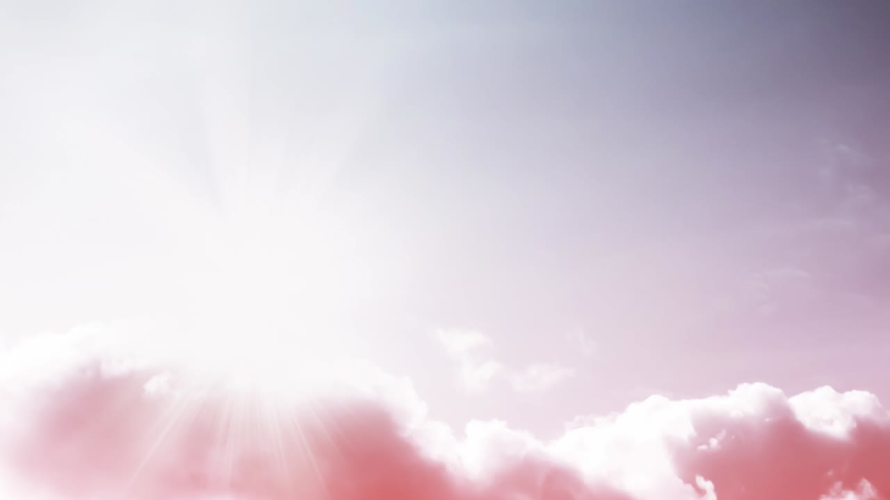 4k 영상: 하늘의 파랄락스 효과, 움직이는 큐러스 구름, 태양의 광선과 함께 밝은 빛, 마치 별에서 나오는 것처럼.
