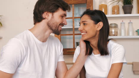 una pareja feliz en la cocina.